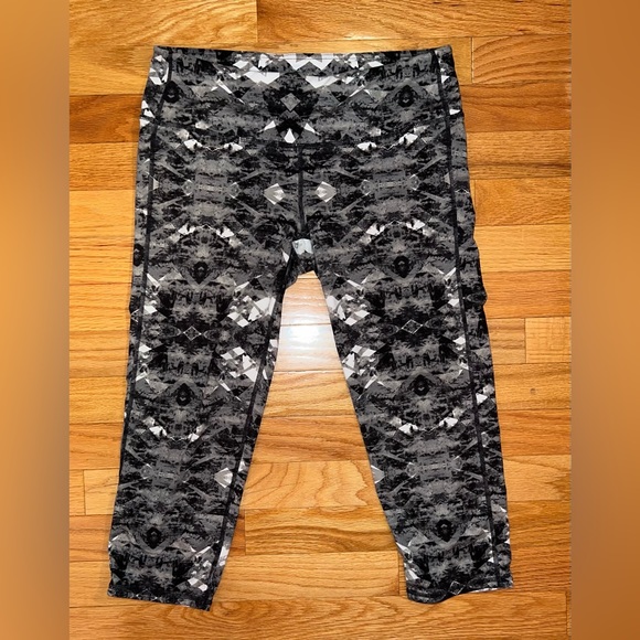 Athleta Cosmic Chaturanga Capri Leggings Geometric Gray - Picture 3 of 7